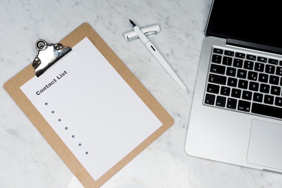 Mesa de trabajo con documentos organizados