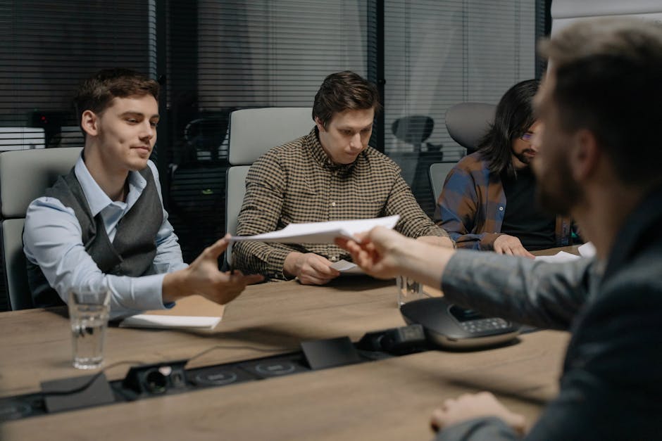 Mesa de trabajo con documentos organizados